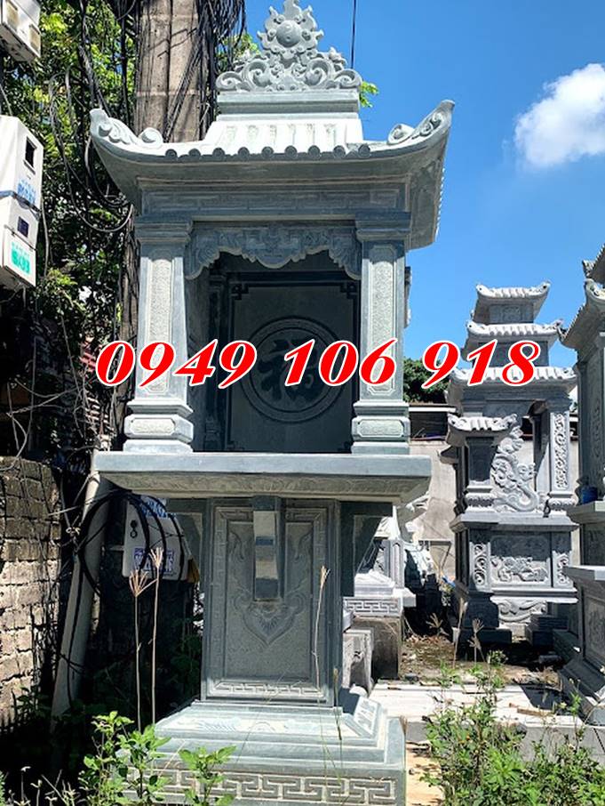 Bàn thờ đá thờ thiên địa ngoài trời.