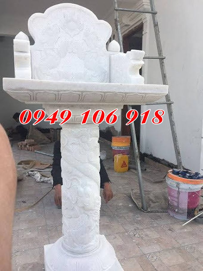 Bàn thờ đá thờ thiên địa ngoài trời.