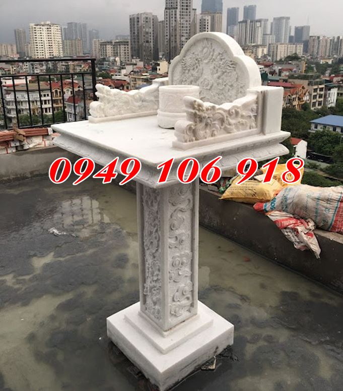 Bàn thờ đá thờ thiên địa ngoài trời.