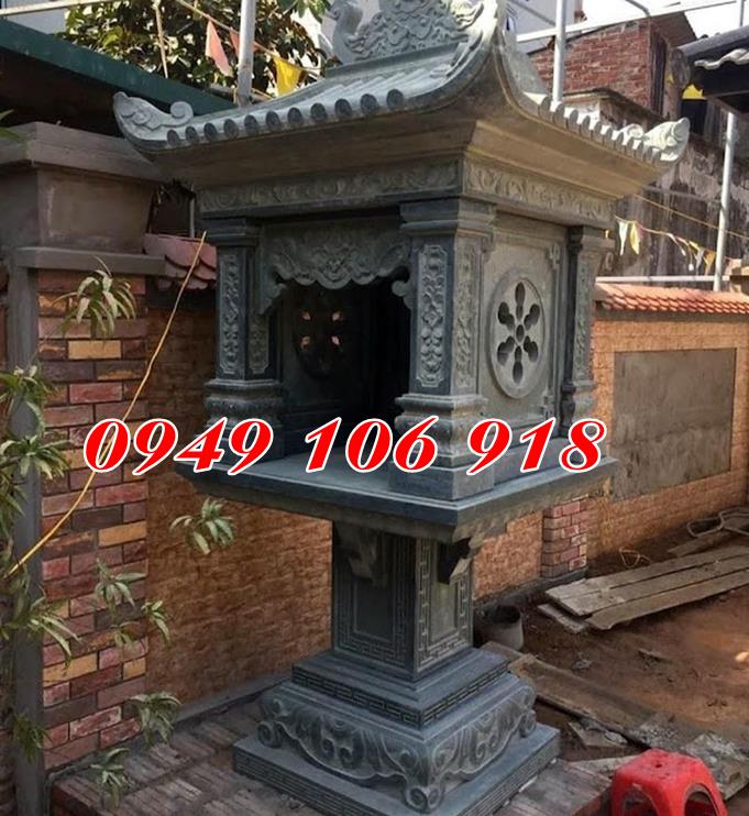 Bàn thờ đá thờ thiên địa ngoài trời.