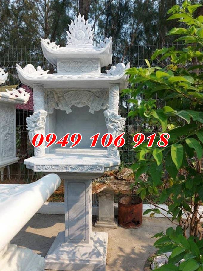 Bàn thờ đá thờ thiên địa ngoài trời.