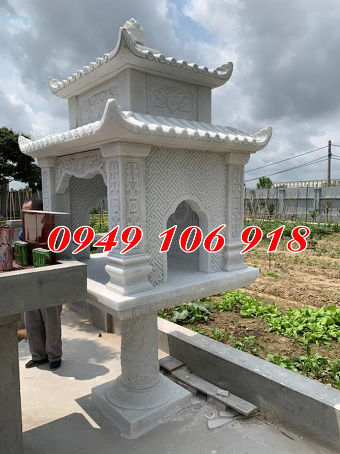Bàn thờ đá thờ thiên địa ngoài trời.