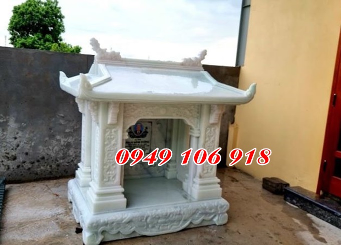 Bàn thờ đá thờ thiên địa ngoài trời.