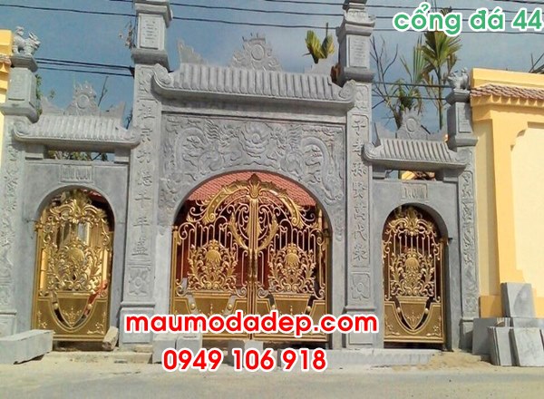 Cổng tam quan chùa bằng đá.