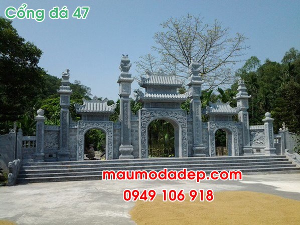 Cổng tam quan chùa bằng đá.