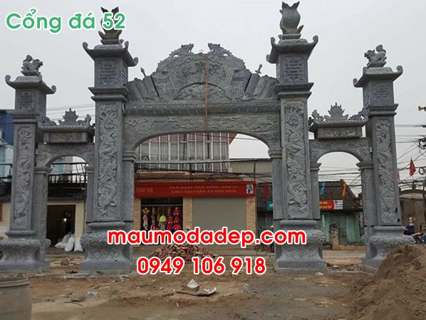 Cổng tam quan chùa bằng đá.