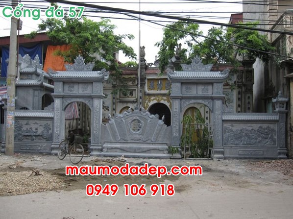 Cổng tam quan chùa bằng đá.
