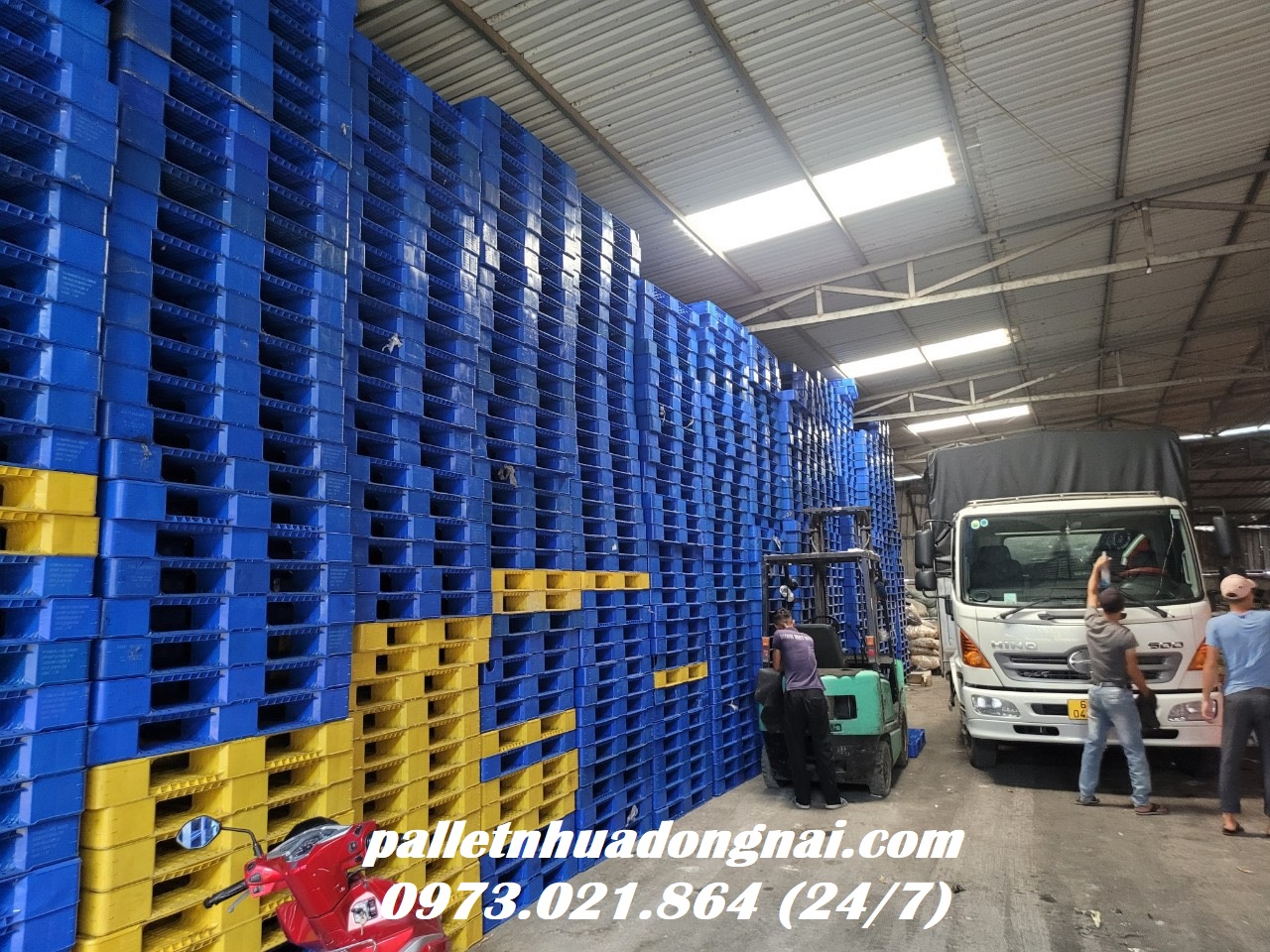 Pallet nhựa giá rẻ giao hàng tận nơi, liên hệ 0973021864