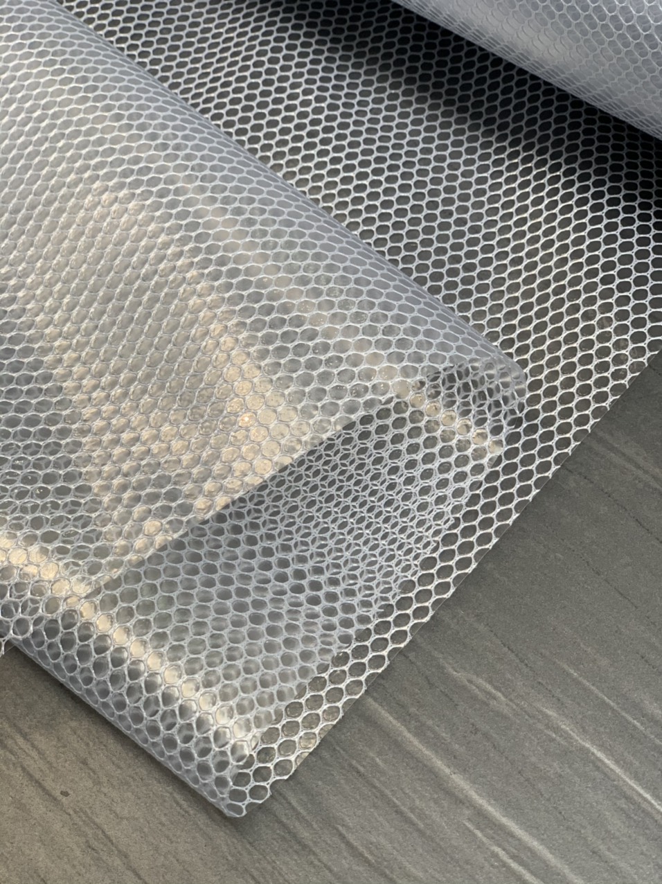 Màng nhựa PVC kẹp lưới lục giác giá rẻ tại TPHCM