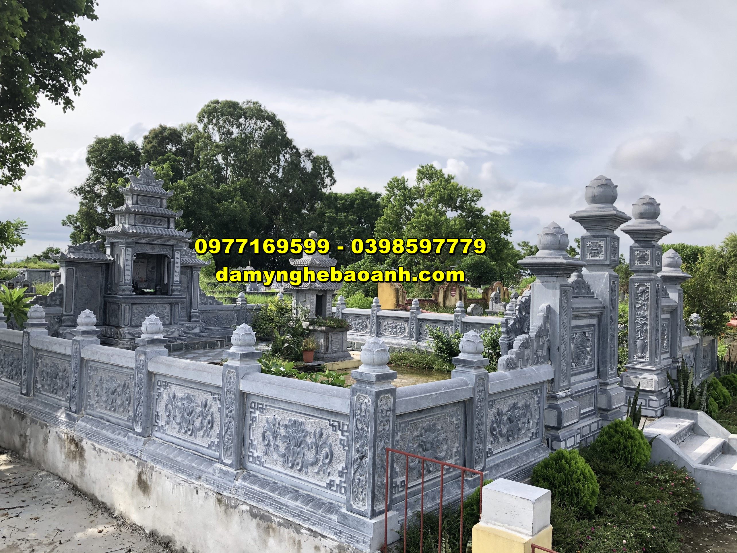 xây khuôn viên lăng mộ đá cao cấp được lắp tại hậu giang