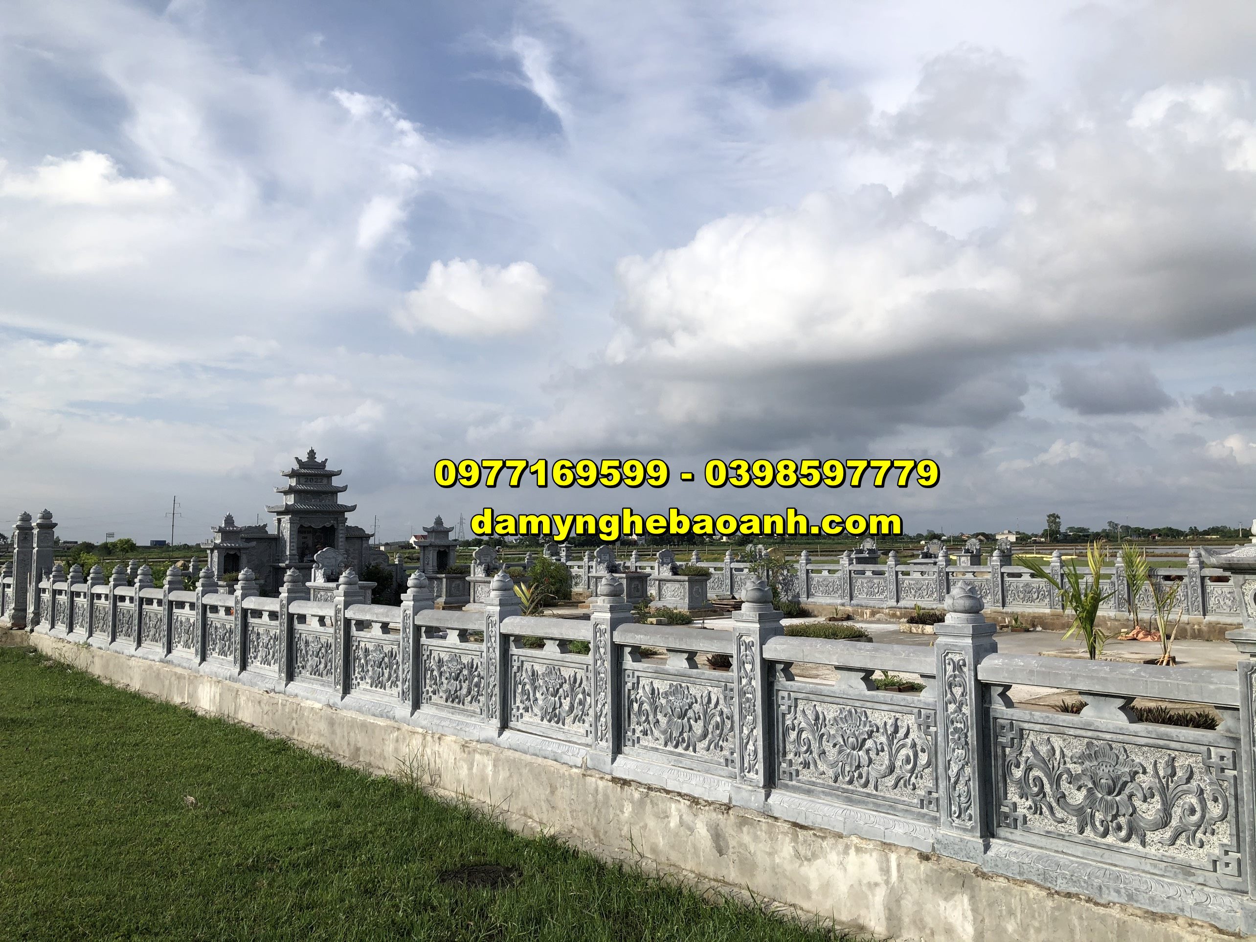 khuôn viên lăng mộ bằng đá nguyên khối hoàn thiện tại hưng yên