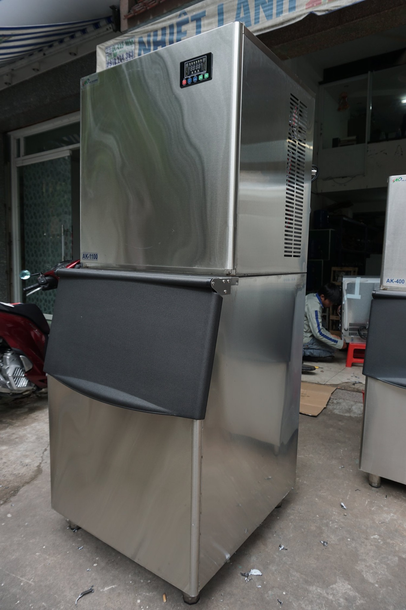 cần thanh lý gấp hàng trưng bày máy đá viên 500KG/24H