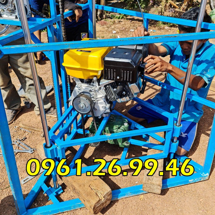 Máy khoan đất Okasu 15HP khoan lỗ trồng cây, đặt hố trụ điện
