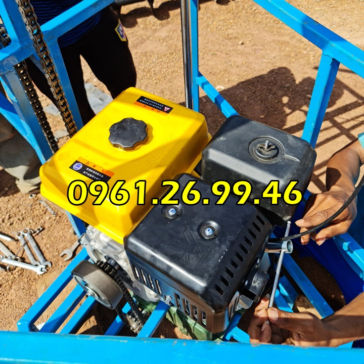 Máy khoan đất Okasu 15HP khoan lỗ trồng cây, đặt hố trụ điện