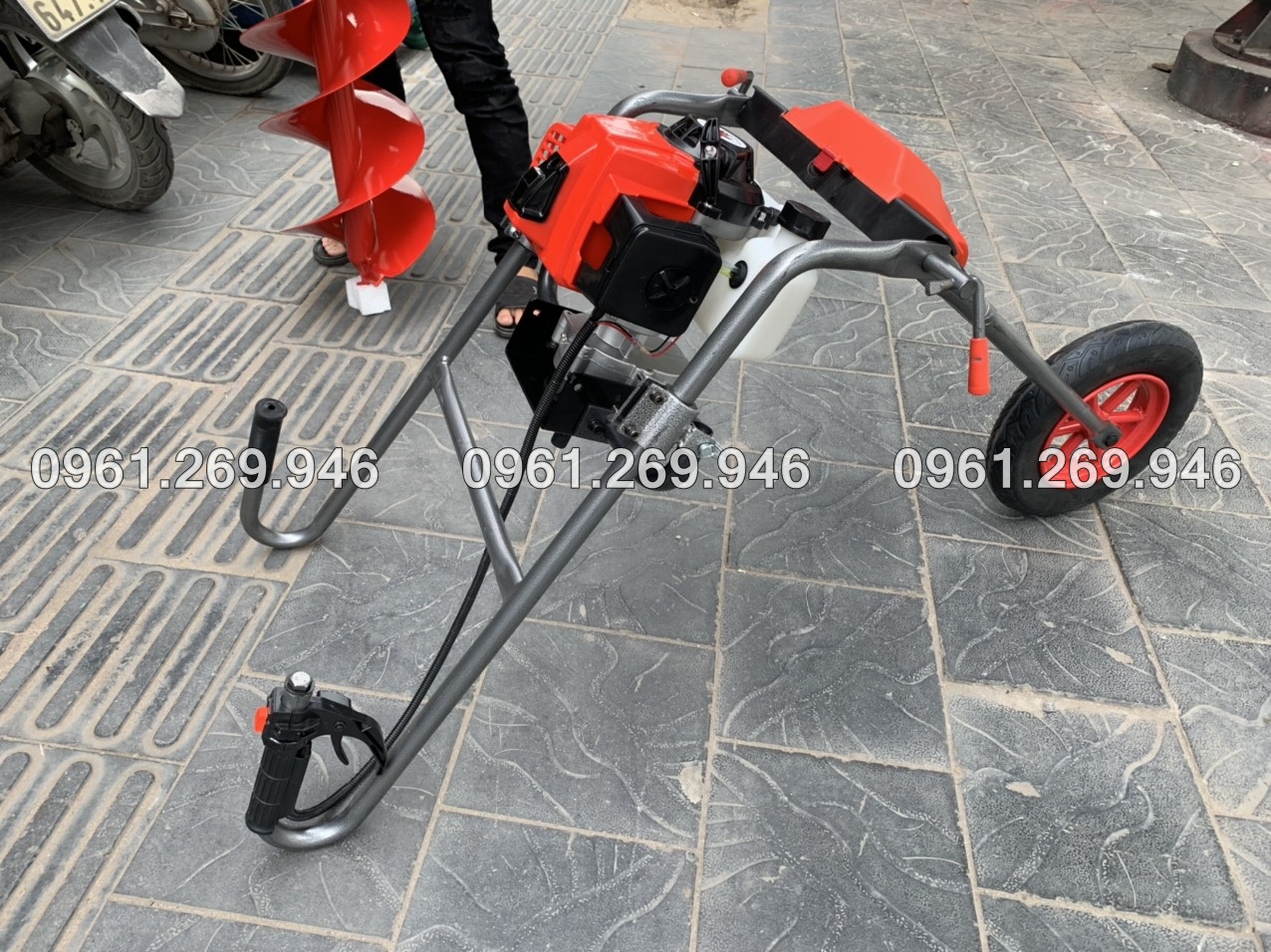 Máy khoan đất có bánh xe đẩy Mitsubishi TB43 tặng kèm mũi khoan 150mm