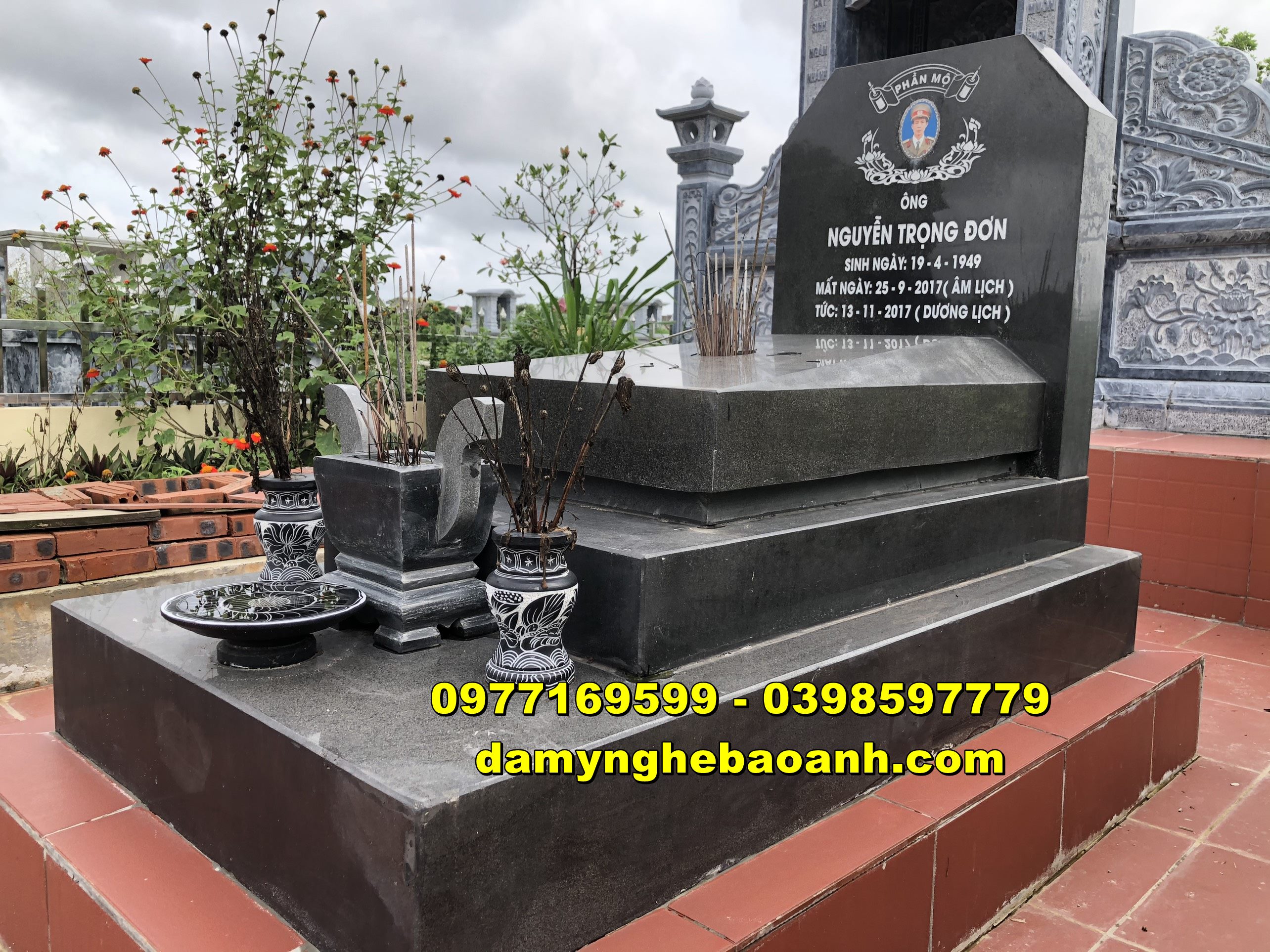 chụp mộ đá tam cấp bằng đá xanh rêu cho ông bà tại hà nội