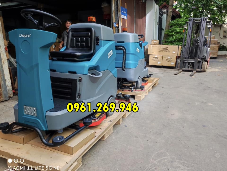 Máy chà sàn ngồi lái chạy acquy Clepro C100B