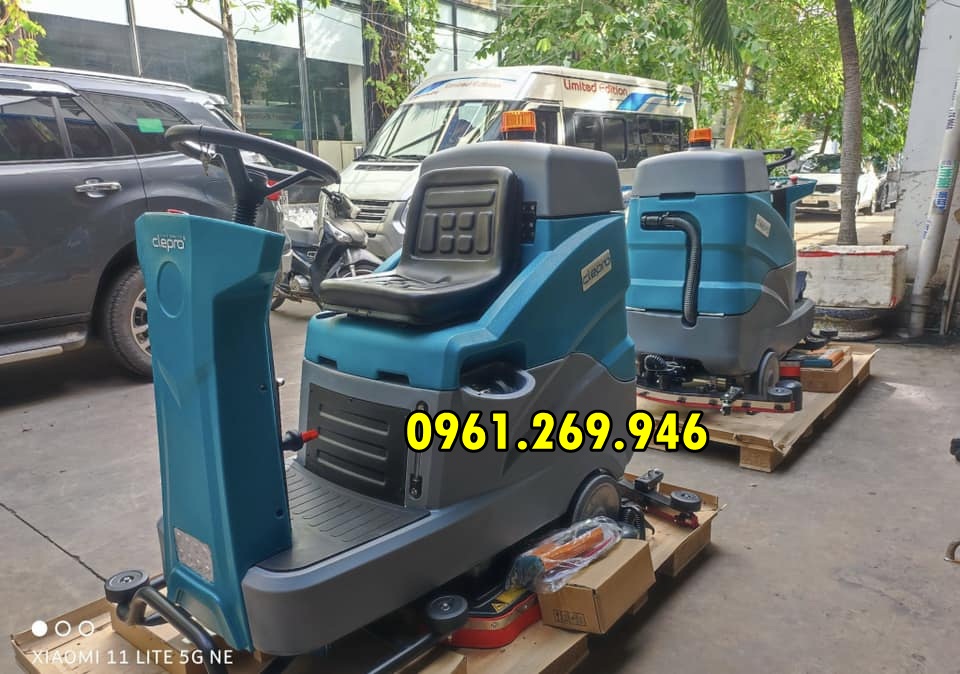 Máy chà sàn ngồi lái chạy acquy Clepro C100B