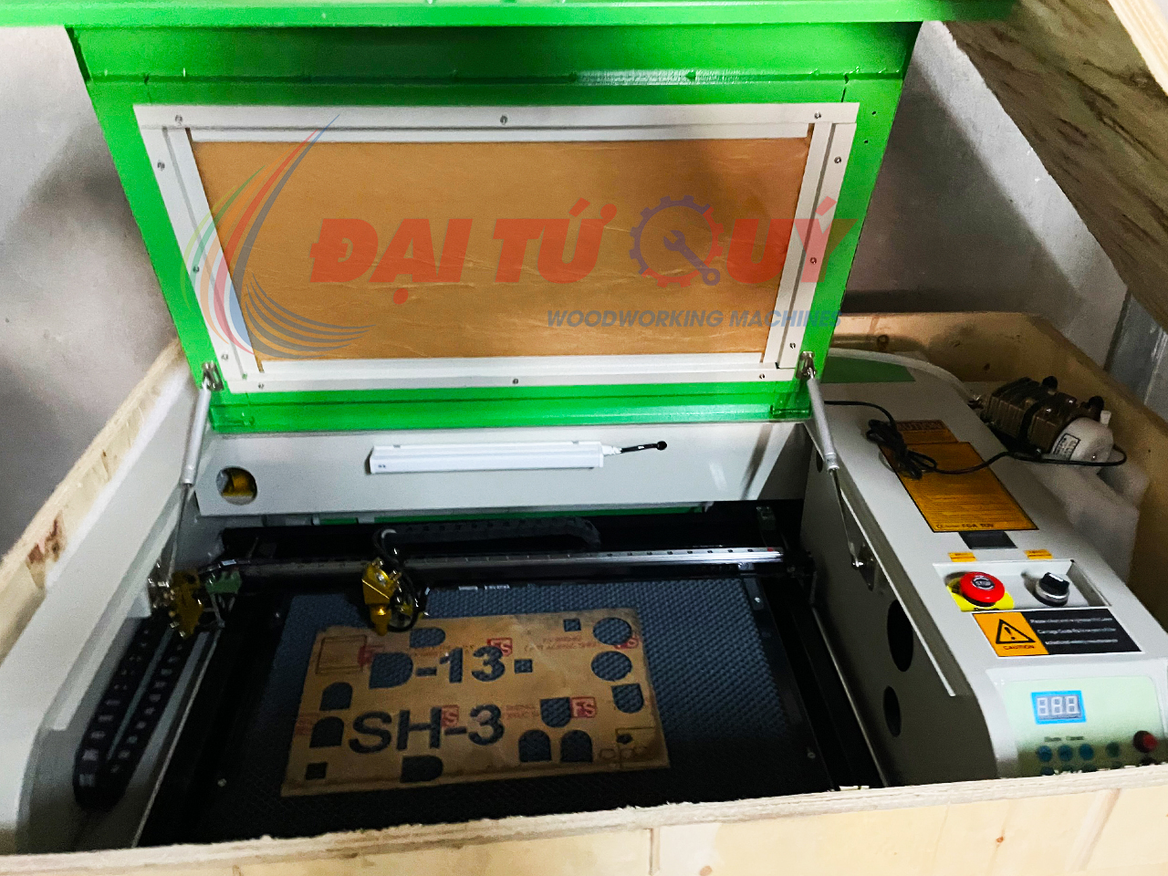 BÁN MÁY CẮT KHẮC LASER YH-604A GIÁ RẺ TẠI QUẬN 11