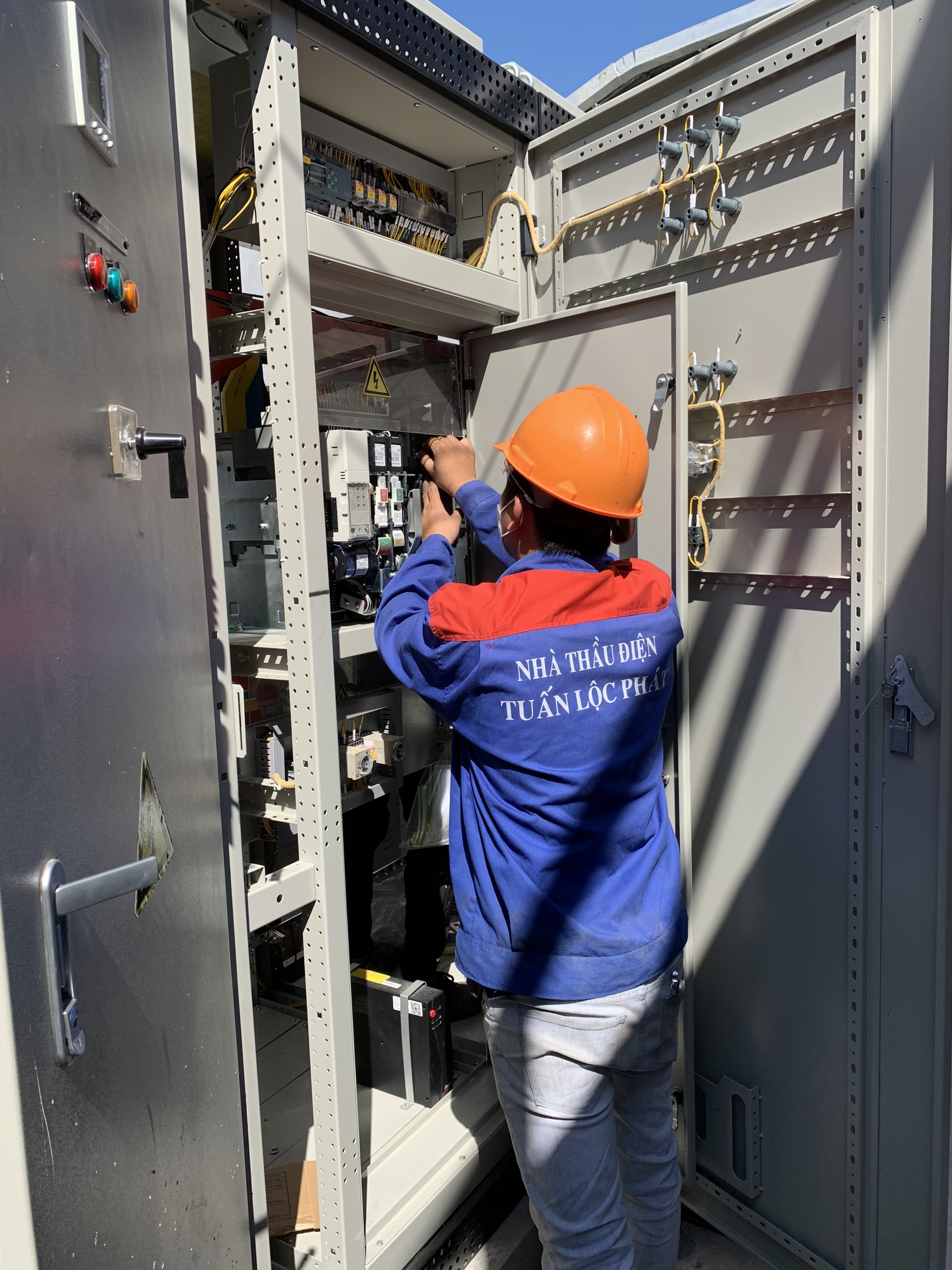 Lắp Đặt Tủ Điện Công Nghiệp Theo Yêu Cầu
