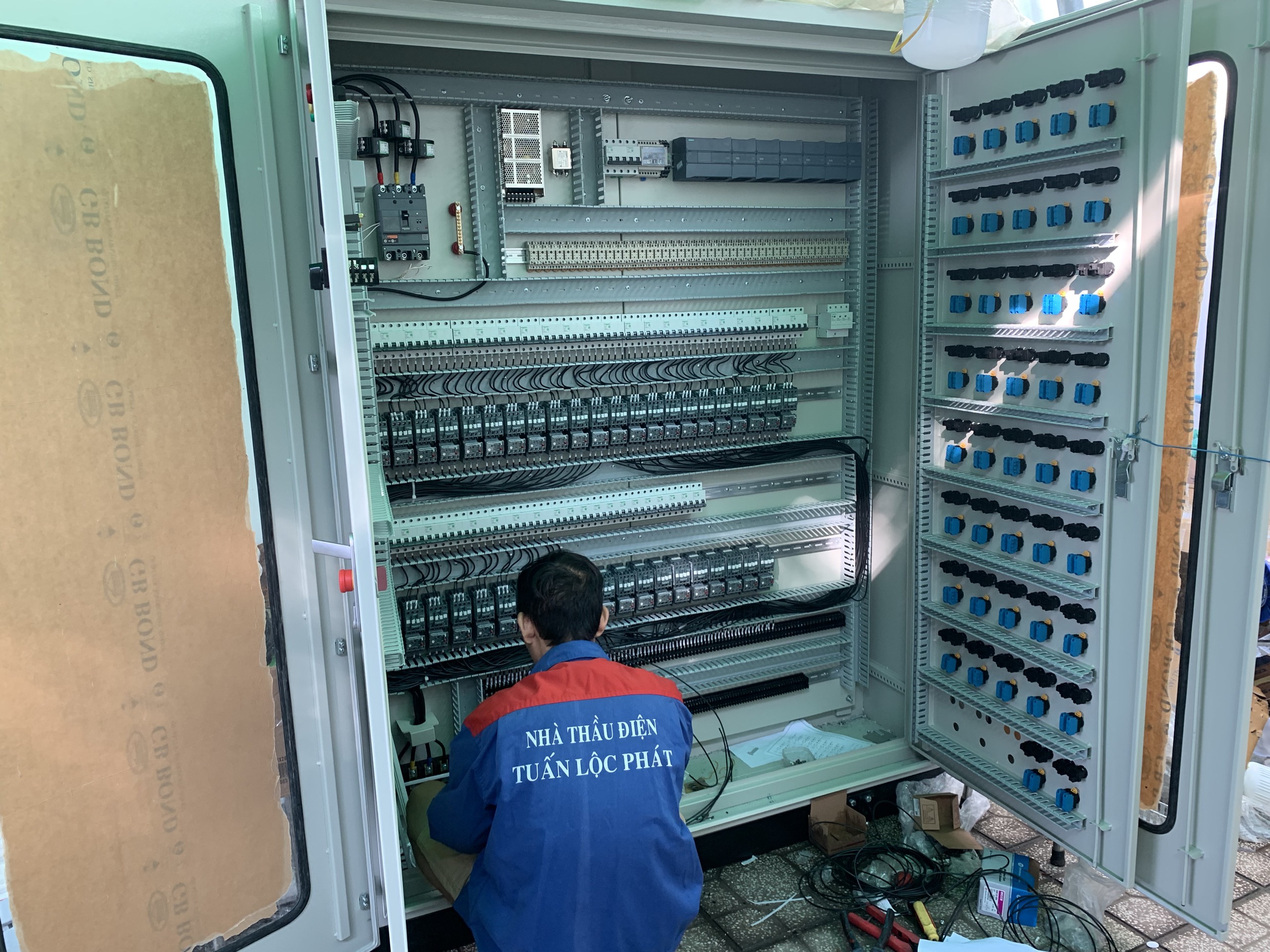 Lắp Đặt Tủ Điện Công Nghiệp Theo Yêu Cầu
