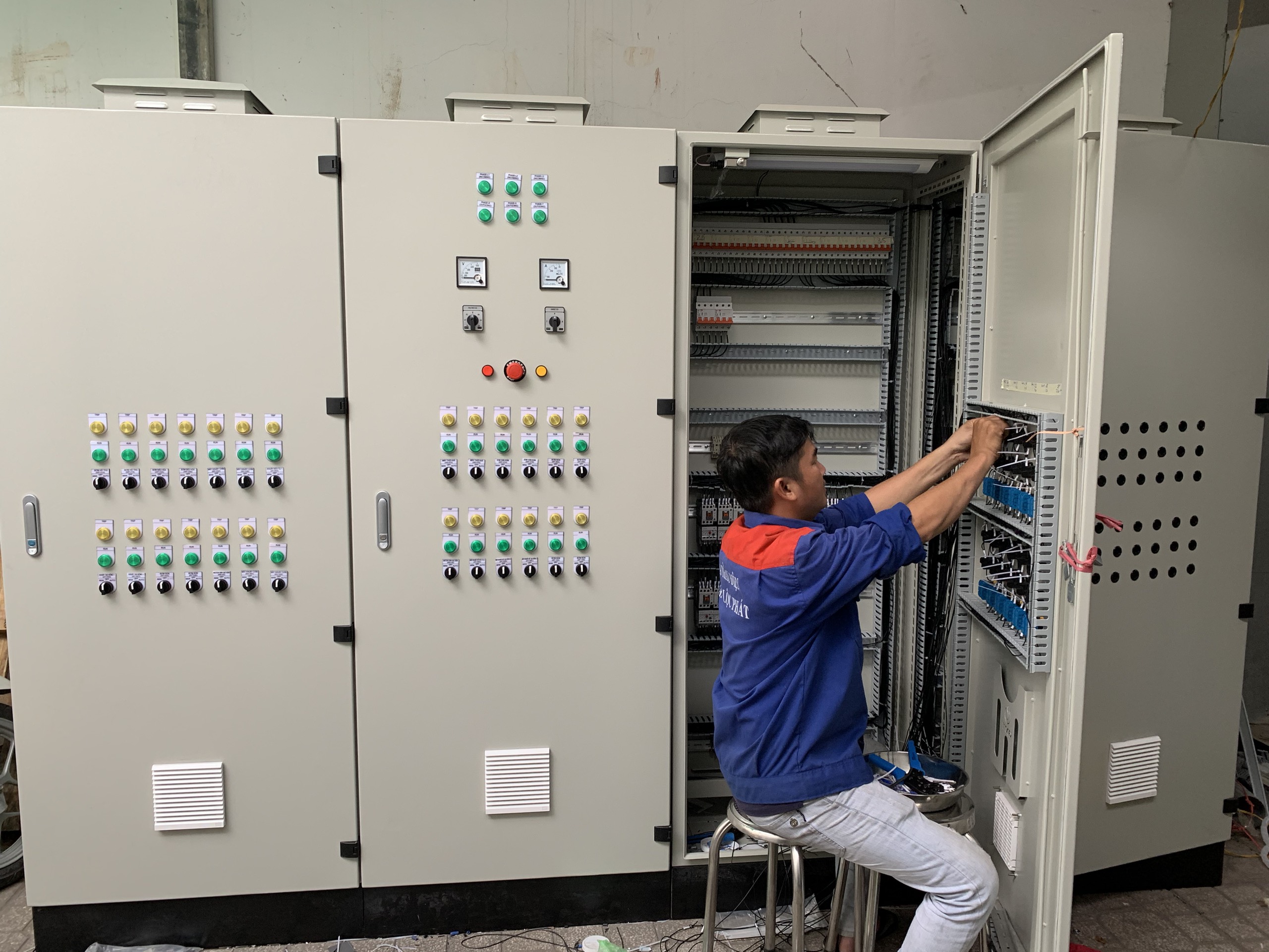 Lắp Đặt Tủ Điện Công Nghiệp Theo Yêu Cầu