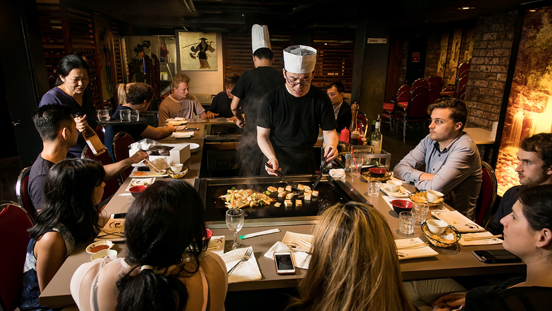 Bàn nướng Teppanyaki hương vị Nhật Bản tại nhà hàng, quán ăn