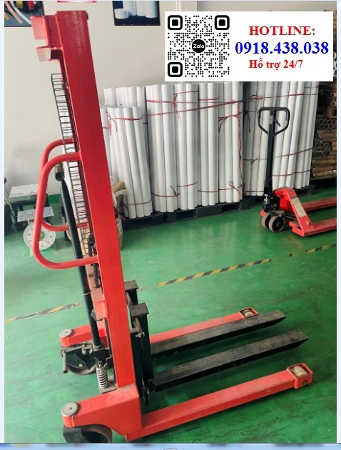 Sale sốc cuối năm: xe nâng phuy, xe nâng di chuyển và quay đổ phuy