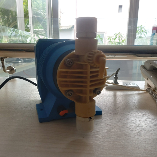 Bơm màng điện từ 2.4 L/h Loại C204.1, Điều khiển được - hãng SERA Đức