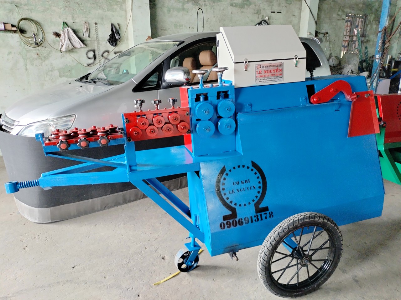 Máy bẻ đai sắt THM có bánh xe to