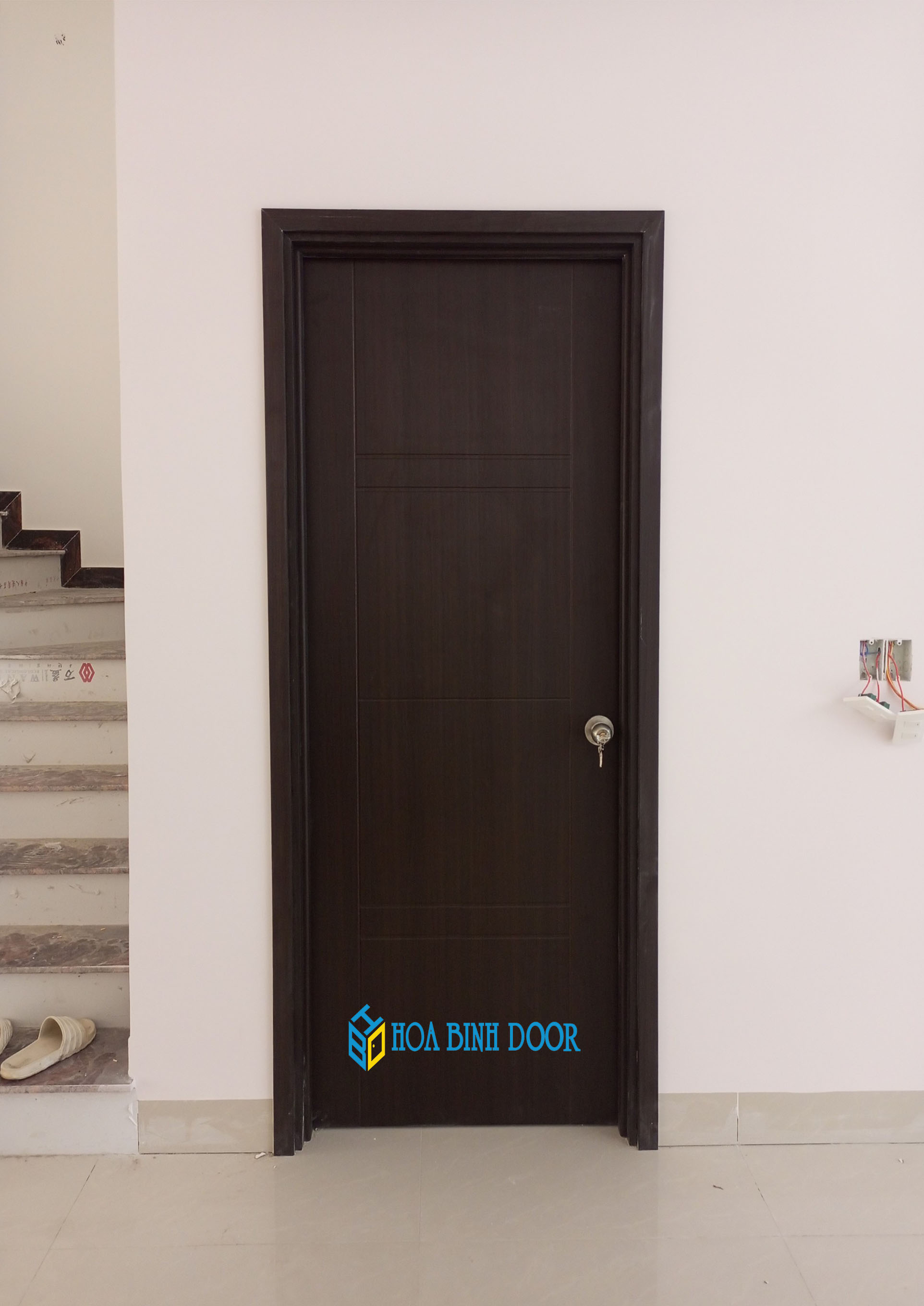 GIÁ CỬA NHỰA GIẢ GỖ TẠI DĨ AN - BÌNH DƯƠNG