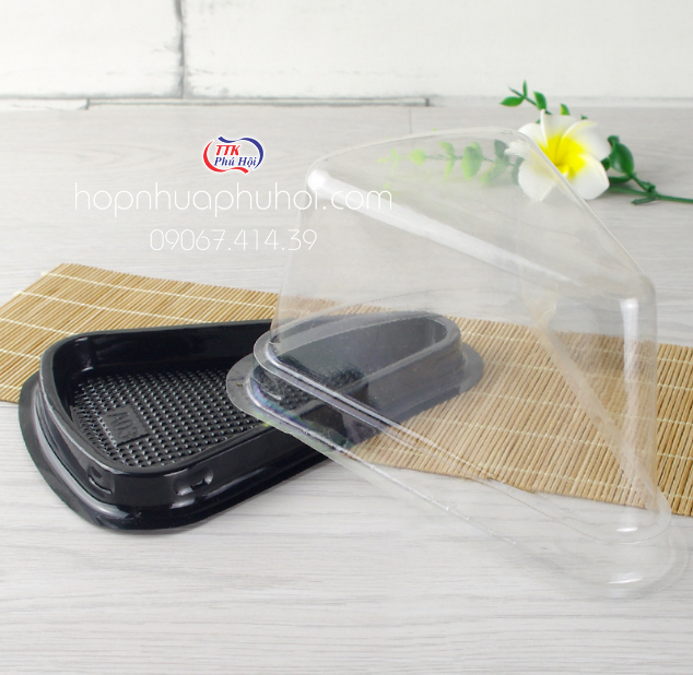 Hộp bánh tam giác đế đen đựng bánh kem, bánh tiraminsu