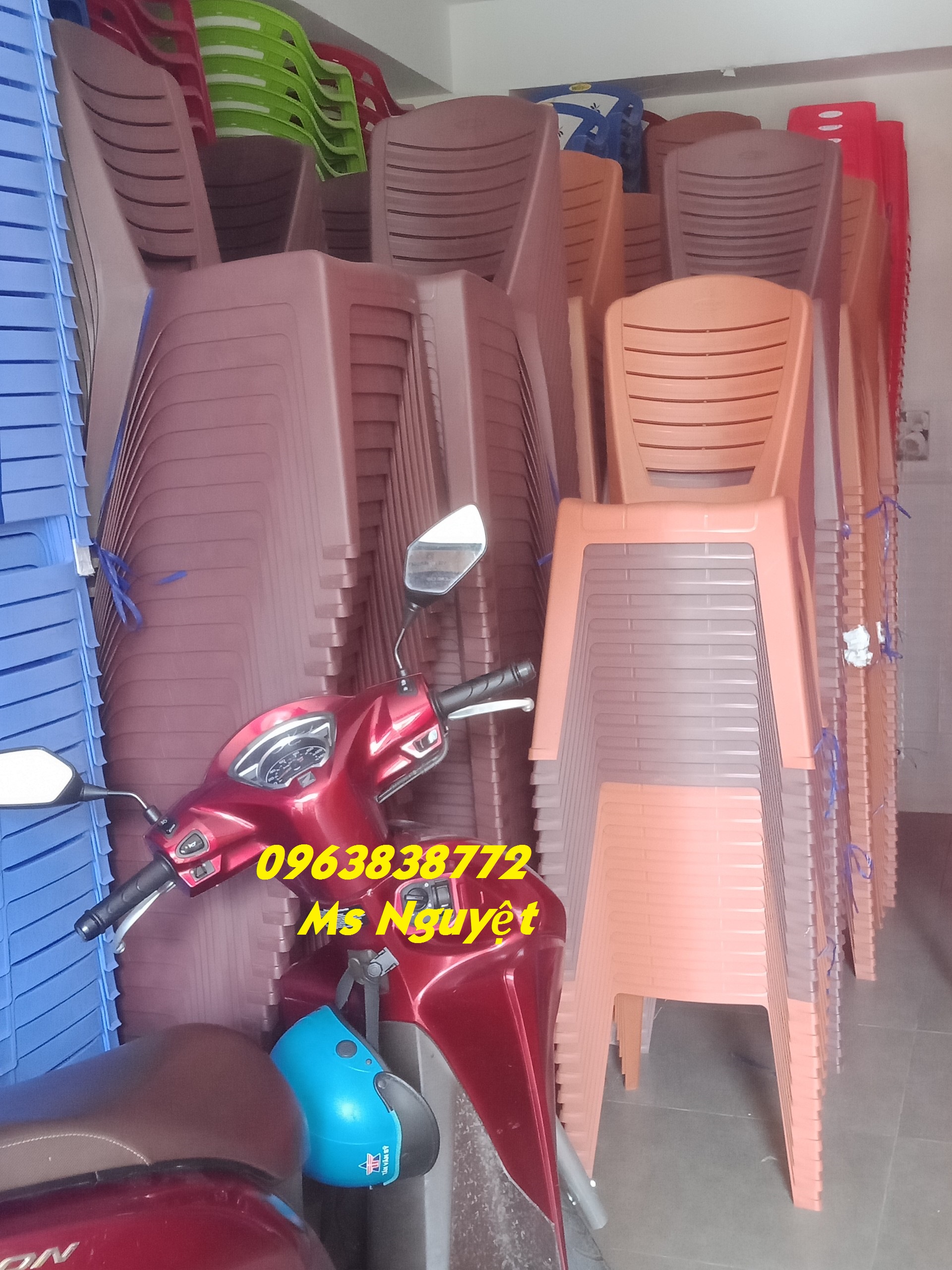 Ghế dựa dựa lưng màu nâu dùng cho các quán ăn nhà hàng