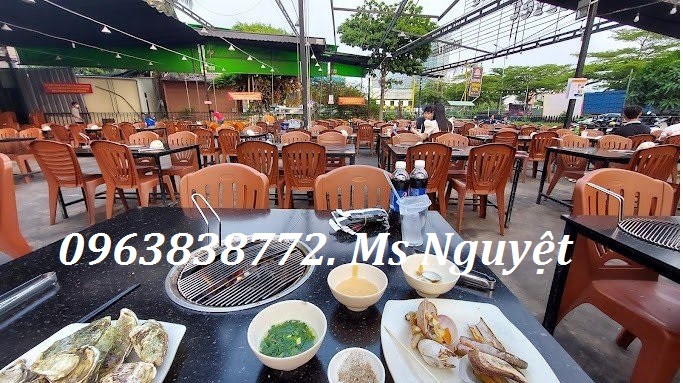 Ghế dựa dựa lưng màu nâu dùng cho các quán ăn nhà hàng