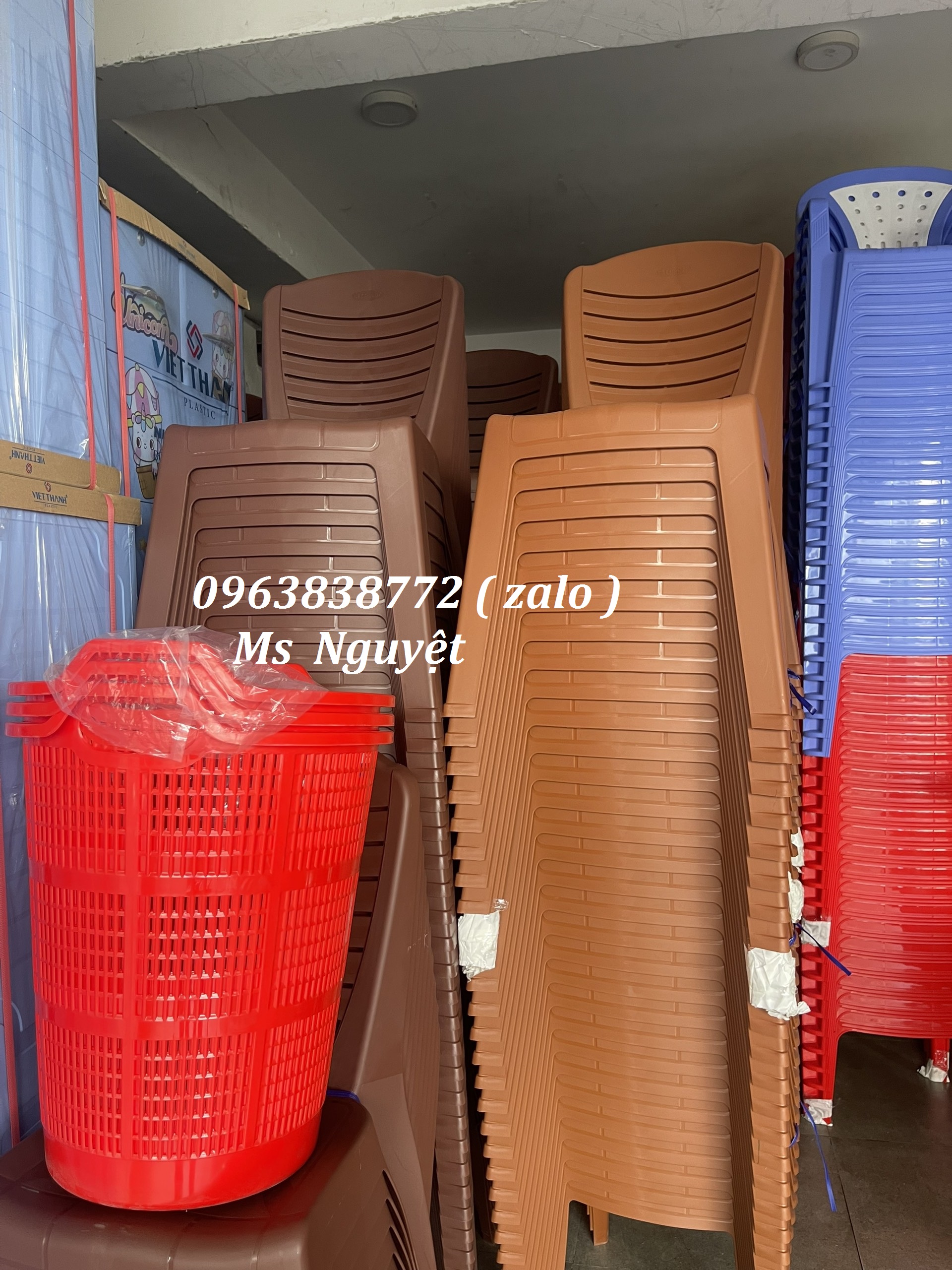 Ghế dựa dựa lưng màu nâu dùng cho các quán ăn nhà hàng