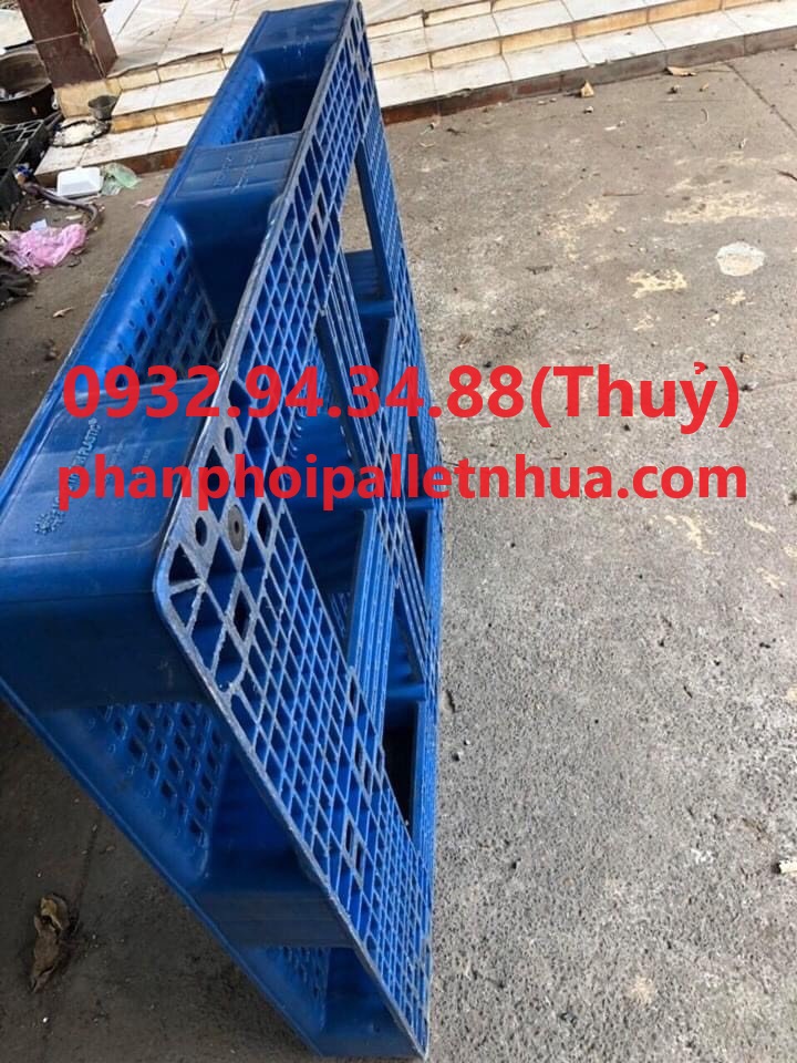 giá tấm pallet nhựa lót sàn bao nhiêu trên thị trường hiện nay