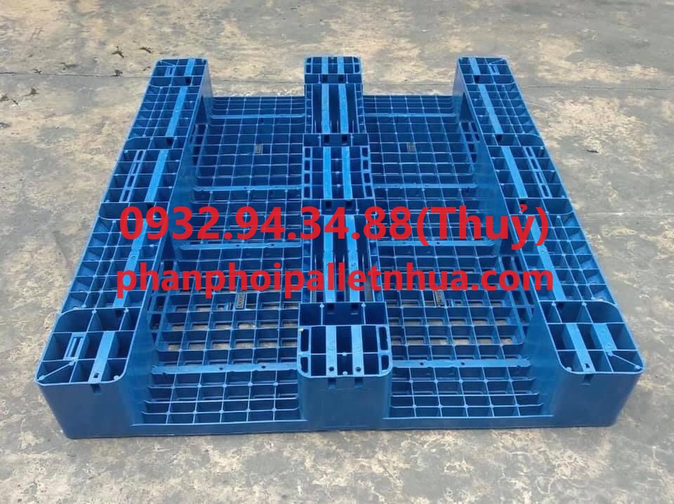 giá tấm pallet nhựa lót sàn bao nhiêu trên thị trường hiện nay
