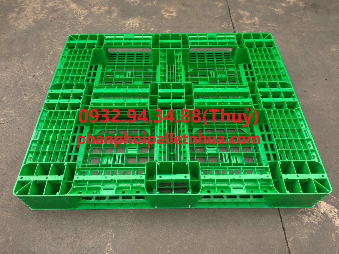 giá tấm pallet nhựa lót sàn bao nhiêu trên thị trường hiện nay
