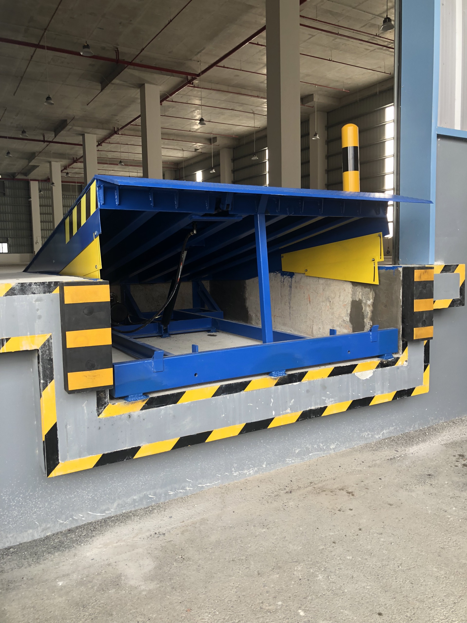 Sàn nâng Dock Leveler thủy lực tại Đồng Nai