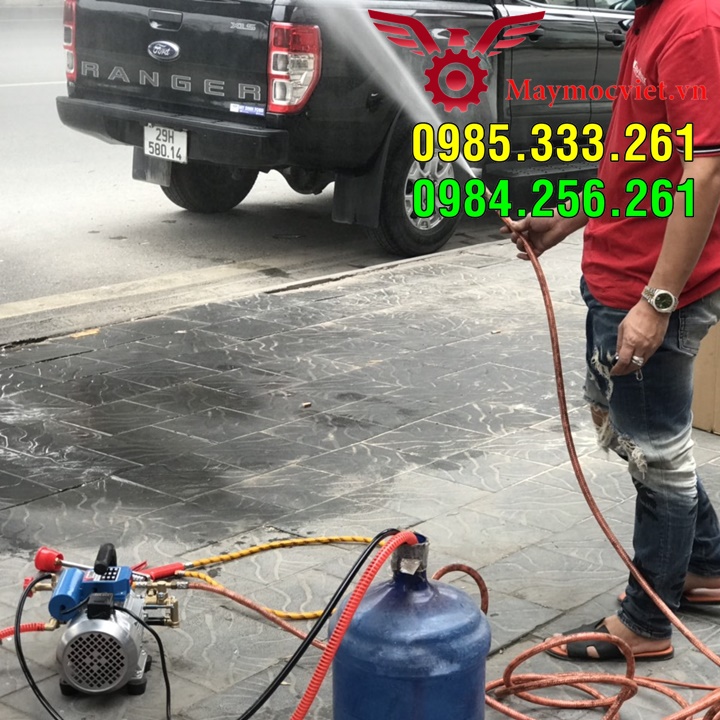 Máy phun thuốc trừ sâu cho vườn Sầu Riêng có gắn điều khiển từ xa