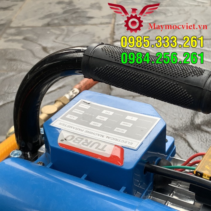Máy phun thuốc trừ sâu cho vườn Sầu Riêng có gắn điều khiển từ xa