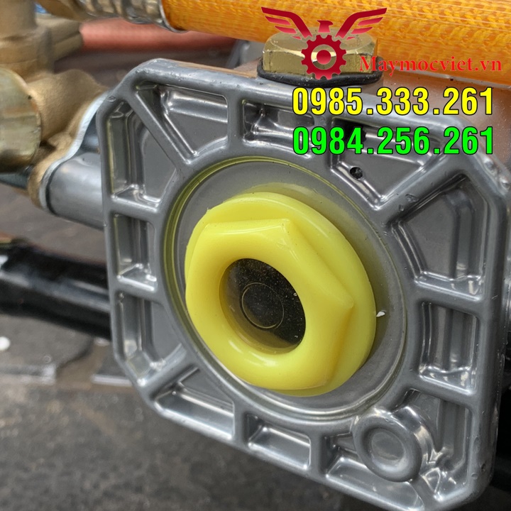 Máy phun thuốc trừ sâu cho vườn Sầu Riêng có gắn điều khiển từ xa