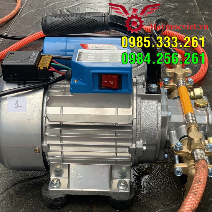 Máy phun thuốc trừ sâu cho vườn Sầu Riêng có gắn điều khiển từ xa