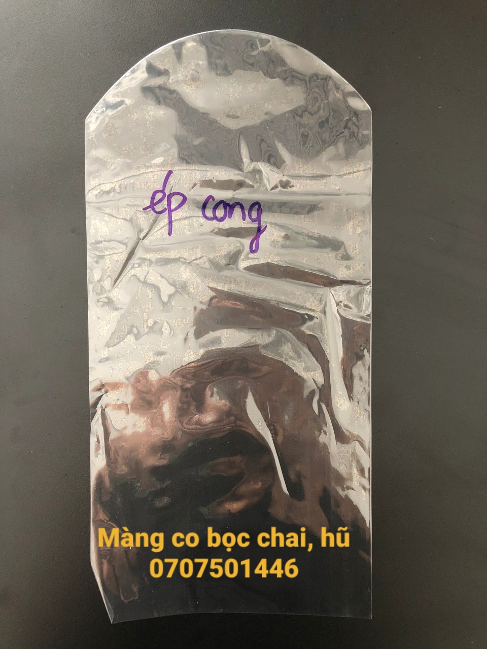 Bán màng co PVC éo cong bọc can, hũ, chai có vòi