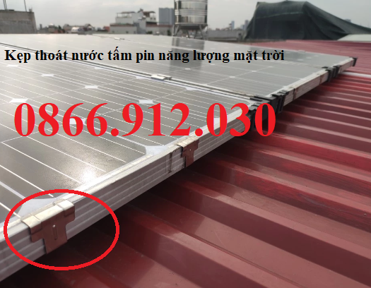 Kẹp dẫn nước mưa trên tấm pin năng lượng mặt trời