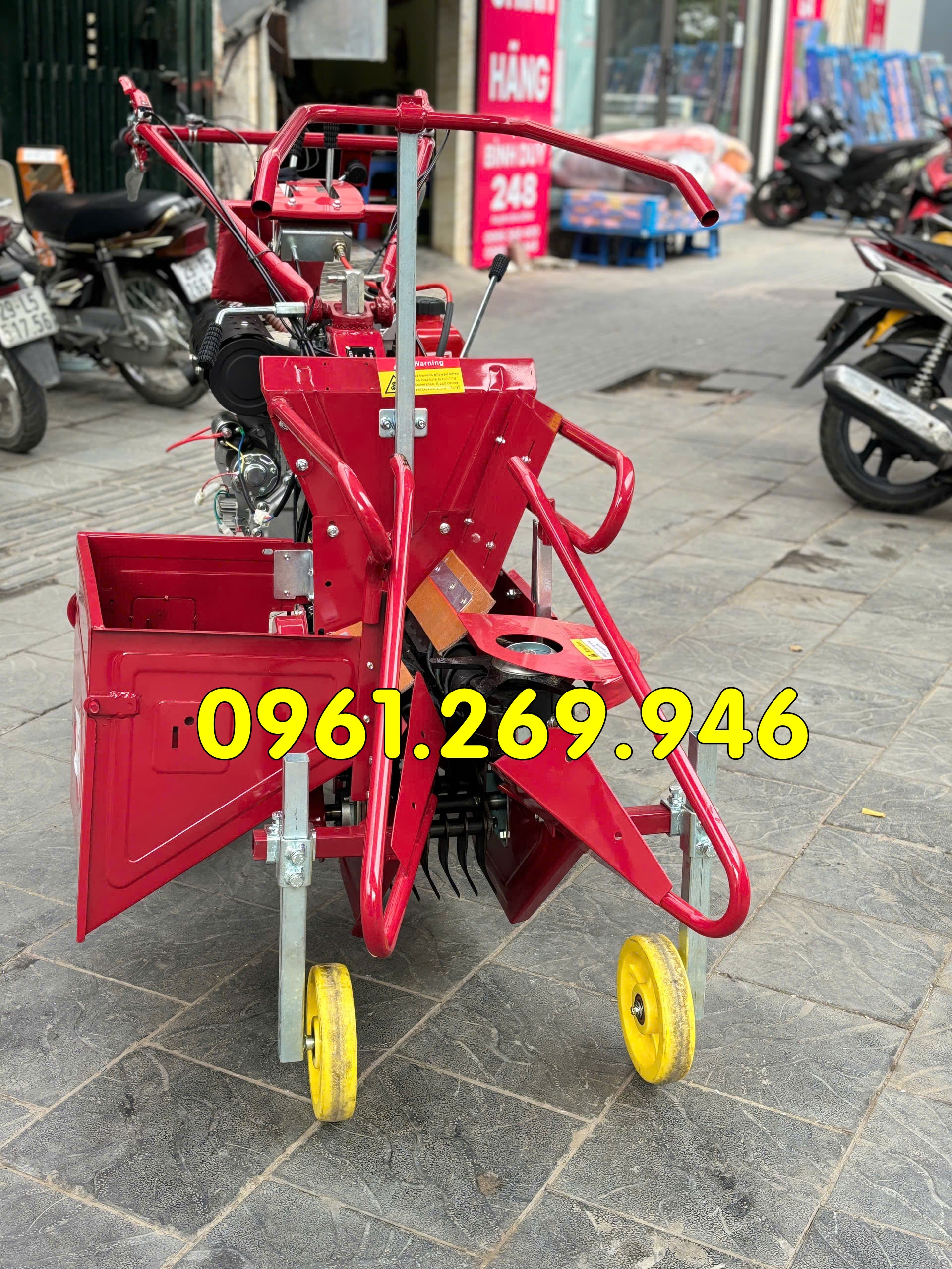 Máy thu hoạch ngô dắt tay tự hành động cơ dầu 12HP Turbo THB11