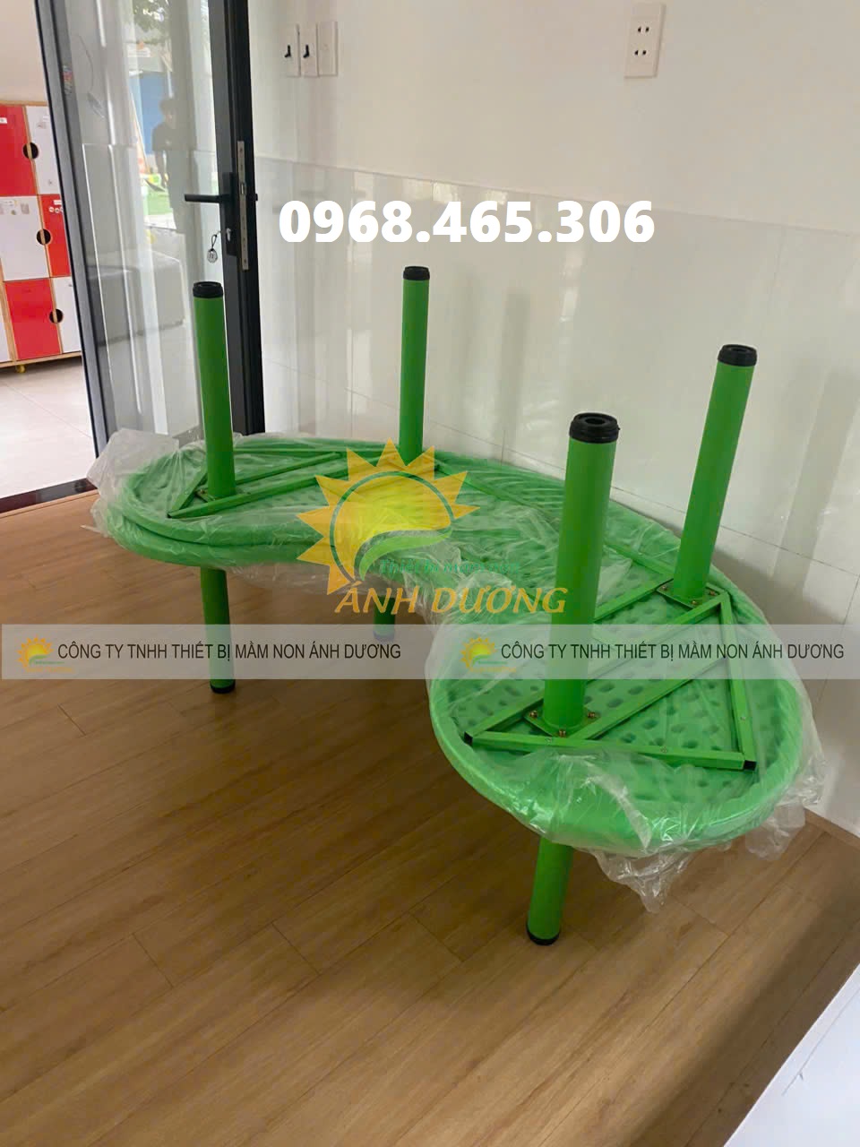 Bàn bán nguyệt mầm non, bàn oval mầm non nhập khẩu 4 màu