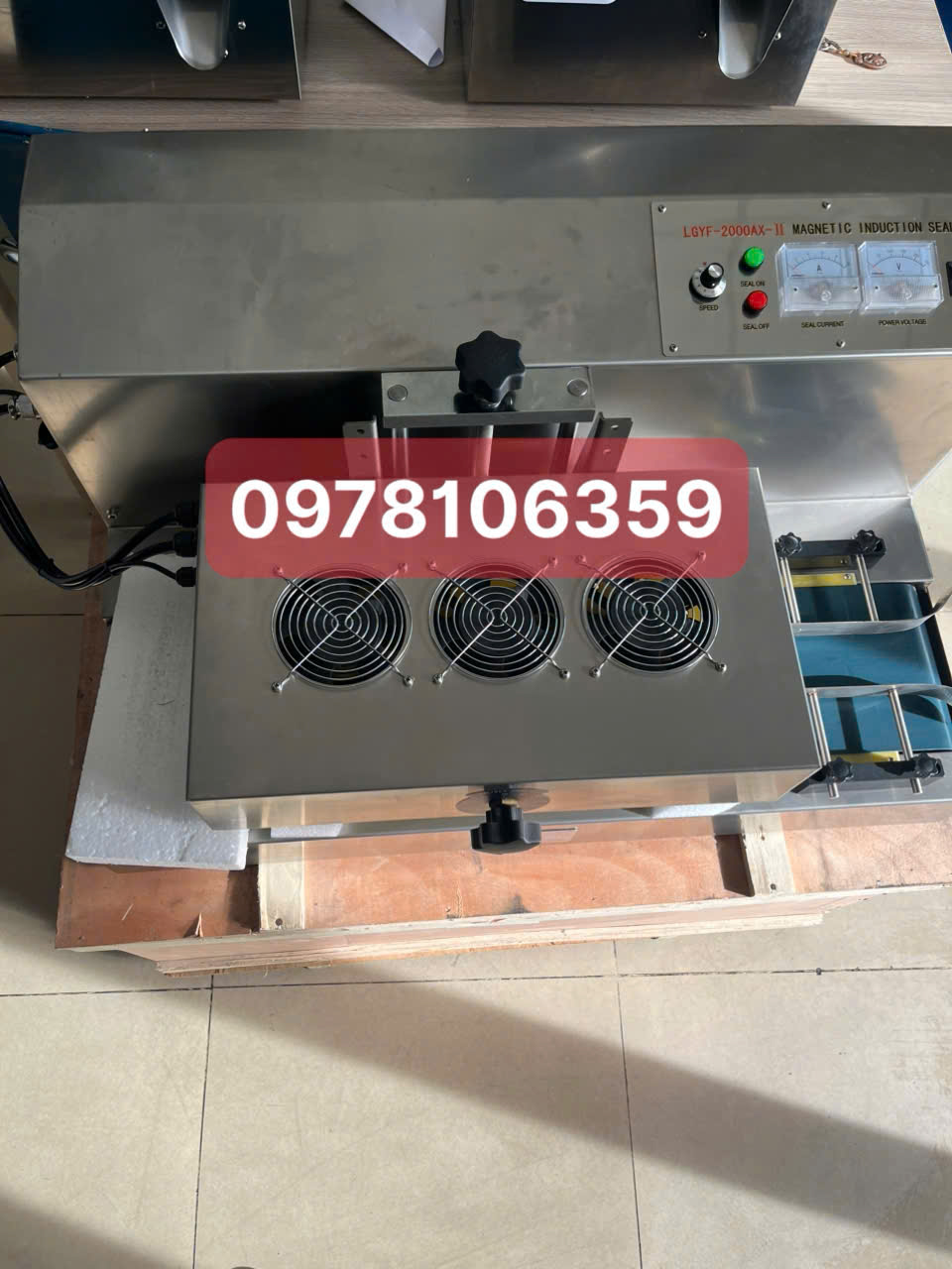 Máy dán màng siu chai lọ tự động, máy dán màng nhôm trên nắp miệng lọ