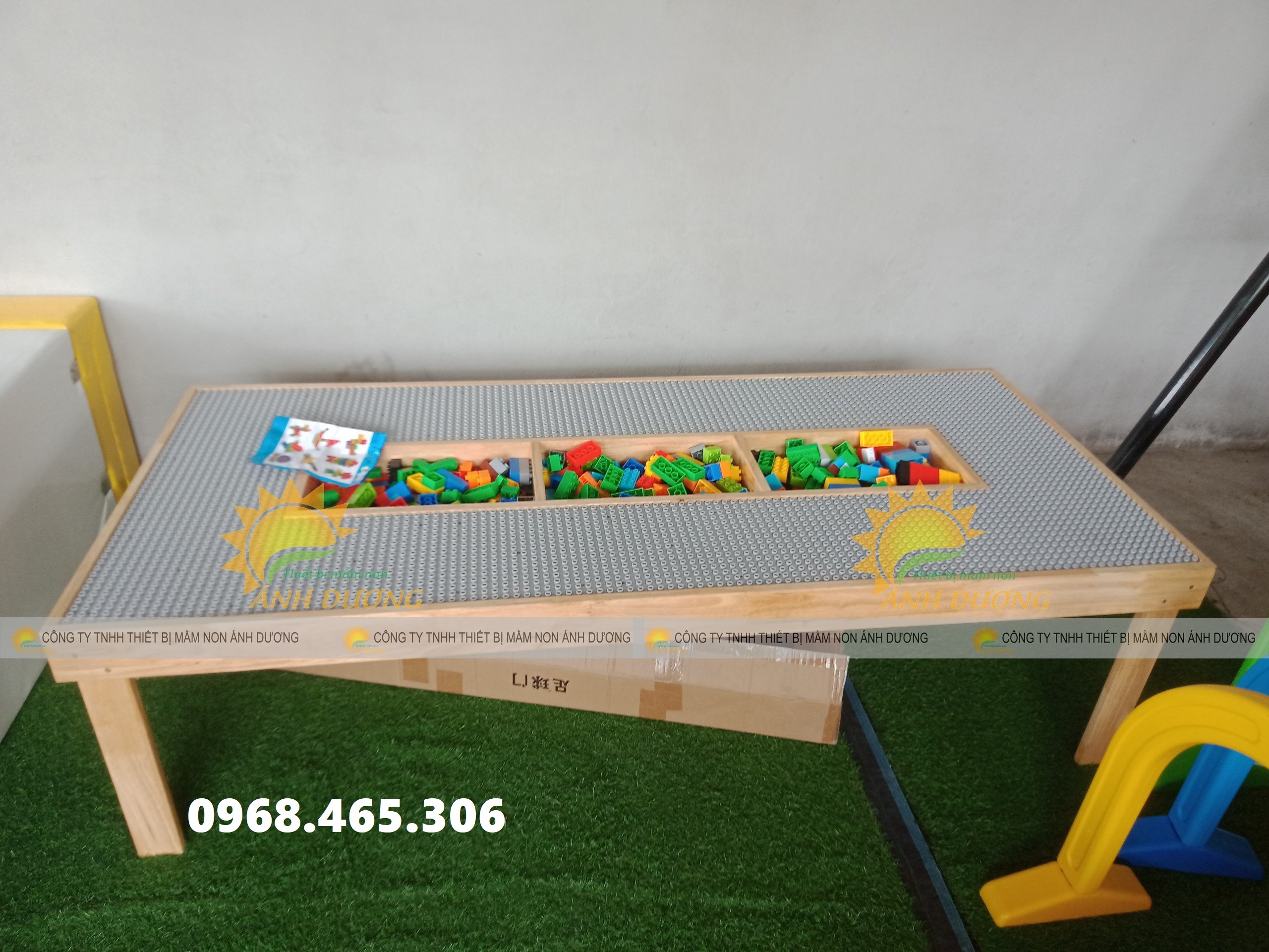 Bàn chơi lego trẻ em bằng gỗ , tường gắn lego trẻ em bằng gỗ