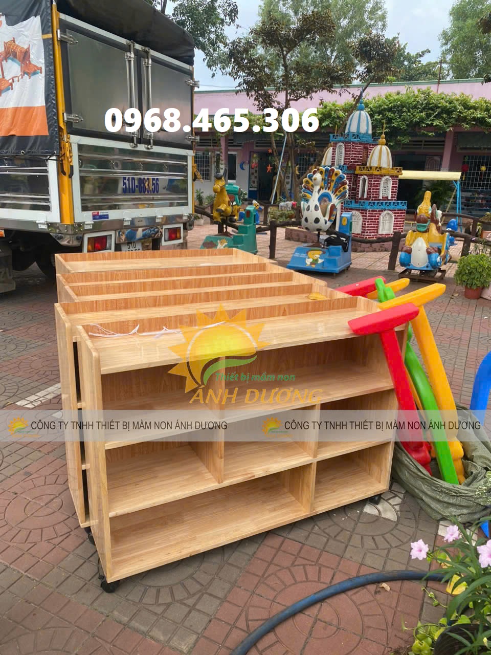 Kệ gỗ cao su mầm non, kệ gỗ 3 tầng mầm non, kệ gỗ nhà trẻ mẫu giáo